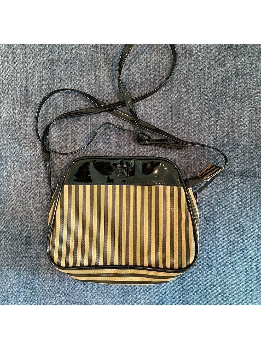 Vintage Small purse. Black and gold.